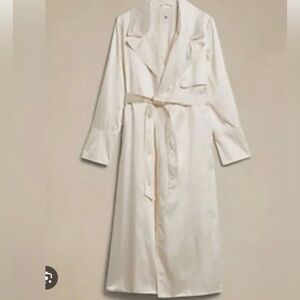 Banana Republic Crème all linen trench coat with tie around belt.
